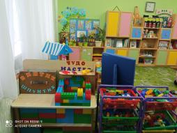 Имеются спальные комнаты в каждой группе.  В группах созданы условия для игровой деятельности, дети имеют свободный доступ к играм и игрушкам. Игровой материал отличается своей эстетичностью и соответствует возрасту детей.